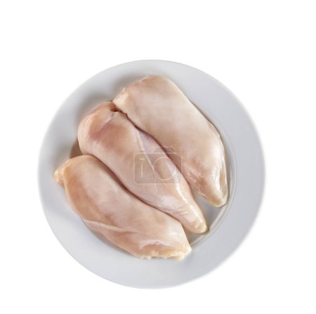 Foto de Vista aérea del tazón con pechuga de pollo cruda sin piel aislada sobre fondo blanco. - Imagen libre de derechos