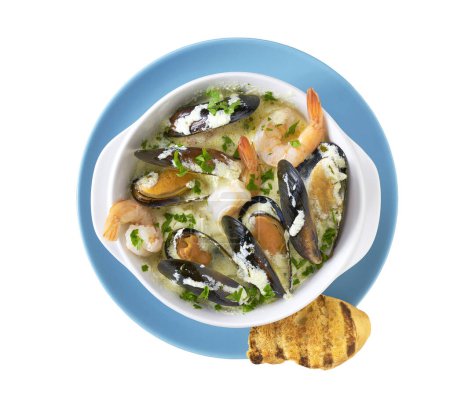 Téléchargez les photos : Soupe à la crème aux fruits de mer isolés sur fond blanc, vue de dessus. - en image libre de droit