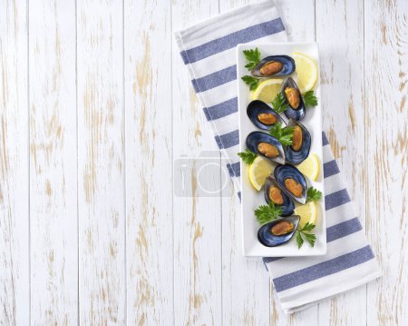Téléchargez les photos : Délicieuses moules de fruits de mer au citron et au persil. - en image libre de droit