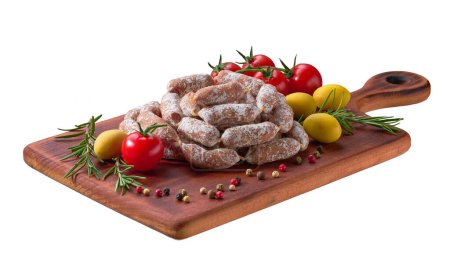 Téléchargez les photos : Mini saucisses au salami aux épices et herbes sur un fond blanc isolé en planche à découper. - en image libre de droit