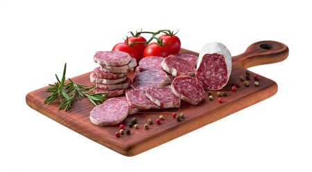 Téléchargez les photos : Salami à la saucisse espagnole Fuet au romarin et au poivre sur une planche à découper en bois isolée. - en image libre de droit