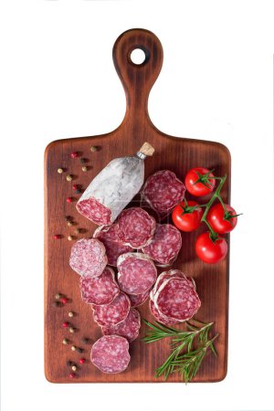 Téléchargez les photos : Tranches de saucisse de salami séchée Fuet espagnole sur une planche à découper isolée sur un fond blanc, vue de dessus. - en image libre de droit