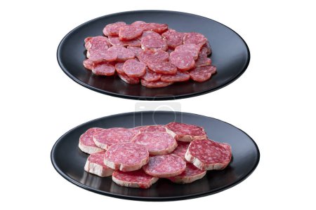 Foto de Salchichas salami secas fermentadas de cerdo picante cortadas en rodajas en un plato negro, aisladas sobre un fondo blanco. - Imagen libre de derechos