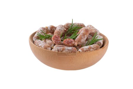 Téléchargez les photos : Chorizo mini, saucisses salami salées sèches fermentées de porc épicé dans un bol isolé sur un fond blanc. - en image libre de droit