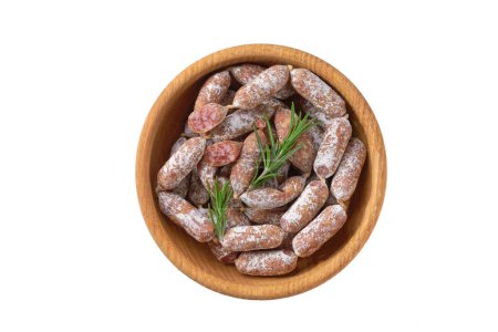 Téléchargez les photos : Mini saucisses dans un boyau naturel en poulet et viande de porc dans un bol isolé sur fond blanc, vue du dessus. - en image libre de droit