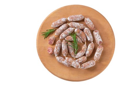 Téléchargez les photos : Chorizo mini, saucisses salami séchées fermentées de porc épicé sur planche à découper isolée sur fond blanc, vue de dessus. - en image libre de droit