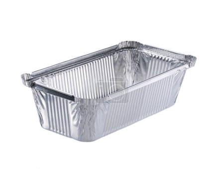 Foto de Caja de comida de aluminio desechable aislada sobre fondo blanco. forma redonda de la lámina para alimentos aislados - Imagen libre de derechos