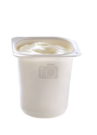 Foto de Embalaje abierto con yogur probiótico o crema agria en taza de plástico blanco aislado sobre un fondo blanco. recipiente de plástico con sabroso postre o yogur. - Imagen libre de derechos