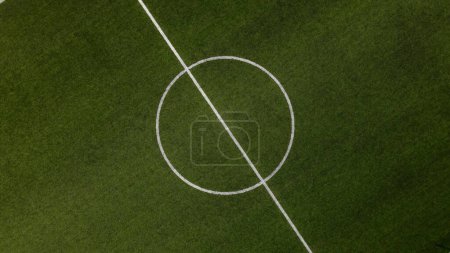 Luftaufnahme der Mitte eines Fußballfeldes.