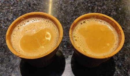 Foto de Té kulhad (tazas tradicionales de arcilla india) lleno de té caliente en la ciudad de Nawab, Lucknow. - Imagen libre de derechos