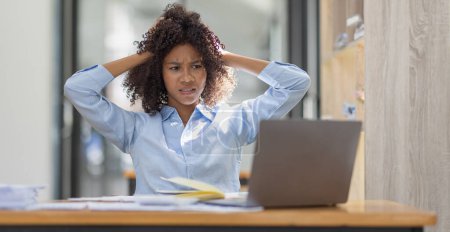 Téléchargez les photos : Afro-américaine famille stressée tout en travaillant sur ordinateur portable, Fatigué femme triste avec maux de tête se sentir malade au bureau copie espace. - en image libre de droit