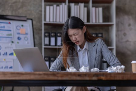 Téléchargez les photos : Asiatique Femme d'affaires utilisant calculatrice et ordinateur portable pour faire des mathématiques finance sur un bureau bureau, impôt, rapport, comptabilité, statistiques, et concept de recherche analytique - en image libre de droit