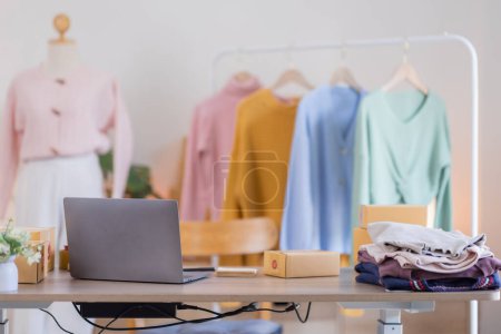 Asiatische Frauen KMU, die Kleidung online verkaufen, Sie beantwortet die Fragen der Kunden per Telefon und Laptop zu Hause, Starting Small Business Unternehmerin freiberuflich, Online-Geschäft, KMU-Konzept.