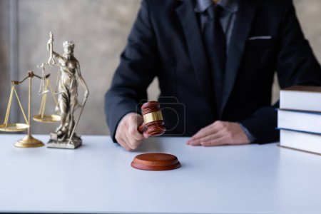 Téléchargez les photos : Lawyer working in office. Statue of justice, Law, legal services, advice, justice and law concept - en image libre de droit