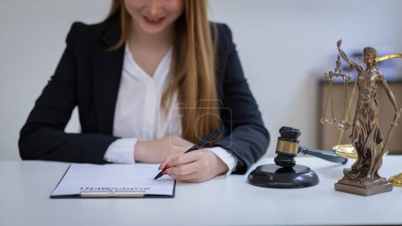 Téléchargez les photos : Female intelligent law attorney lawyers working at the law firms. Judge gavel with scales of justice. defense lawyer for justice at the office, Legal law, lawyer, advice and justice concept. - en image libre de droit
