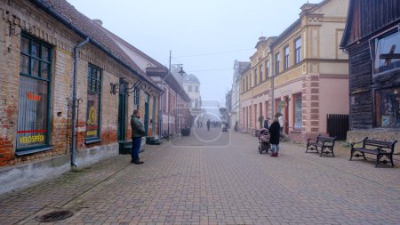 Téléchargez les photos : KULDIGA, LETTONIE - 04.11.2022 : rues de la ville de Kuldiga avec des bâtiments historiques. Foggy jour d'automne. - en image libre de droit