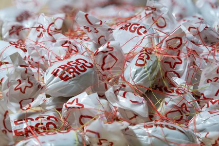 Foto de Vidzeme, Valmiera, Letonia - 27 de diciembre de 2022: Presentación de dulces. ERGO es un grupo de compañías de seguros propiedad de Munich Re. - Imagen libre de derechos