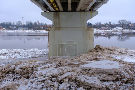 Téléchargez les photos : The Latvian city of Jekabpils after the devastating floods that started in the city in January. City bridge. A dark January day. - en image libre de droit