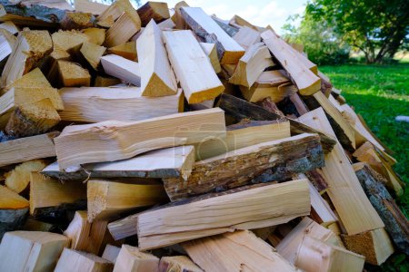 Brennholz Hintergrund - gehäckseltes Brennholz auf einem Stapel. Trockene Brennholzstämme in einem Haufen.