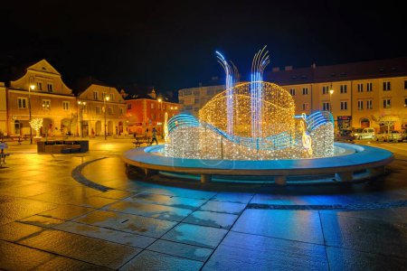Foto de Lomza, Polonia - 26 de diciembre de 2023: Centro histórico de Lomza, Plaza del Mercado Viejo por la noche - Imagen libre de derechos