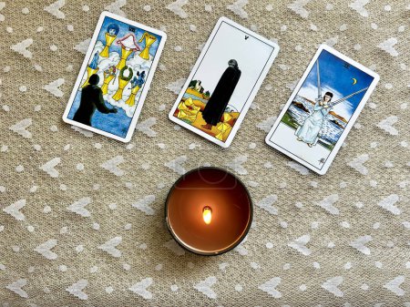 Foto de Tarot tarjetas carrera propagación con una vela mística ardiente - Imagen libre de derechos