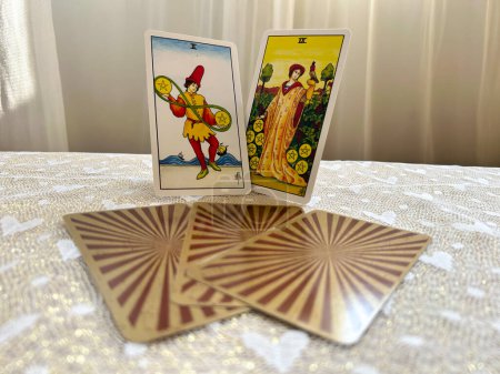 Foto de Tarot tarjetas carrera propagación - Imagen libre de derechos