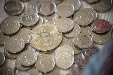 Bitcoin sobre la moneda hryvnia ucraniana. De cerca..