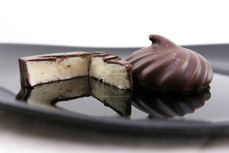 Whippets mit anderen Namen in anderen Sprachen Schokoladenüberzogene Marshmallow-Leckereien sind Süßigkeiten, die aus Keksboden mit Marshmallow-Füllung bestehen und mit Schokolade überzogen sind