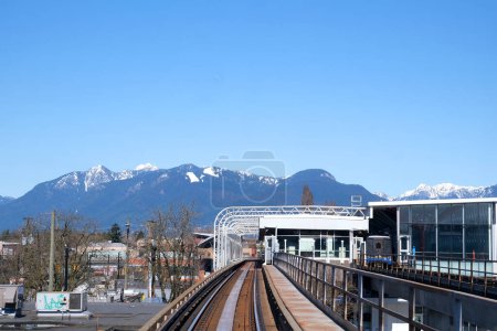 Vancouver SkyTrain neue Kanada-Linie nach Surrey. Startseite Schienen Zug Himmel Zug Straße Reise Verkehr Großstadt Leben Bequemlichkeit Komfort blauer Himmel schönes Wetter