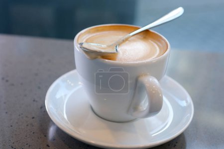 Tasse Kaffee-Latte in Herz- und Kaffeebohnen-Form auf altem Holzgrund Eating Foam or Thick Footh Of Hot Coffee Latte große Tasse Cappuccino-Kaffee mit Milchschaum am Morgen über Kopf