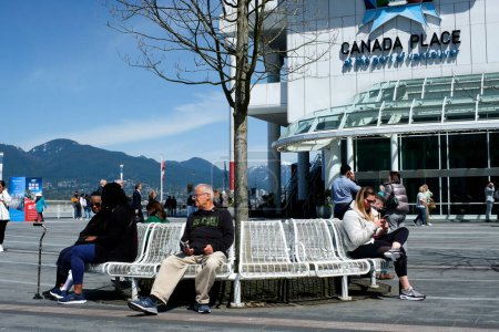 Foto de Canada Place Vancouver Canada 2023 personas reales caminando calles rascacielos pacífico océano fin de semana relajarse ver las montañas hermosa vida en BC - Imagen libre de derechos