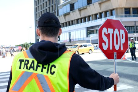 Téléchargez les photos : Un ouvrier de la construction arrêtant la circulation, tenant un panneau d'arrêt. canada Vancouver 2023 - en image libre de droit