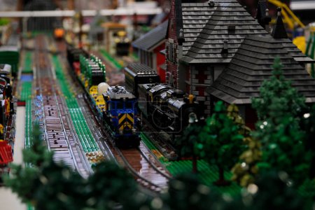 Foto de Una ciudad completamente hecha de bloques de Lego casas coches calles trenes tranvías. La vida real de los juguetes de Lego primer plano de vídeo de los ferrocarriles en una gran ciudad hecha de bloques Canadá Vancouver - Imagen libre de derechos