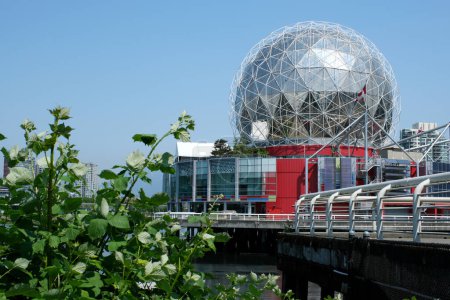 Téléchargez les photos : Skytray stop on Main street Science Word with the world of science for children museum Big Globe ball sphere on a blue clear sky panorama. Canada - en image libre de droit