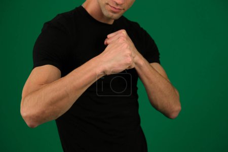 Foto de Emociones de un hombre guapo en un fondo verde cromakey primer plano pelo oscuro joven - Imagen libre de derechos