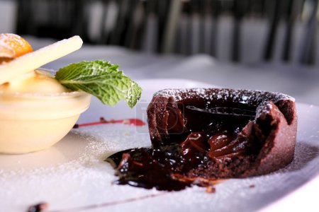  Fondant de chocolate con fresas y cuchara en plato, aislado sobre fondo blanco, vista superior