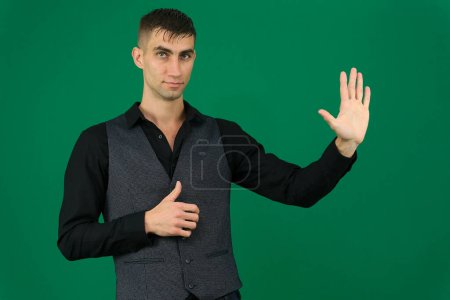 Emotionen eines gutaussehenden Mannes Typ auf grünem Hintergrund chromakey close-up dunklen Haaren junger Mann. spionieren
