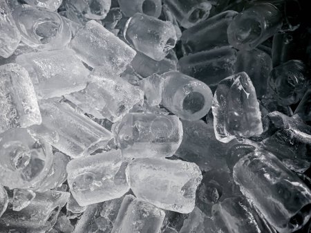 Foto de Icecubes black background,icecubes black texture,icecubes black wallpaper,ice helps to feel refreshed and cool water from the icecubes helps the water refresh your life and feel good.ice cold drinks - Imagen libre de derechos