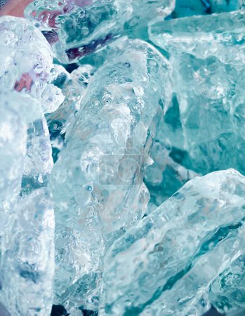 Téléchargez les photos : Icecubes fond, icecubes texture icecubes papier peint, glace aide à se sentir rafraîchi et la glace aide l'eau à se détendre, fait pour les affaires de publicité de diverses interdictions, faire de la glace, boissons ou rafraîchissements. - en image libre de droit