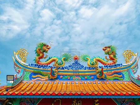 Estatua del dragón, símbolo del dragón, dragón chino es una hermosa arquitectura tailandesa y china del santuario, templo.Símbolo de buena suerte y prosperidad durante las celebraciones del Año Nuevo chino.