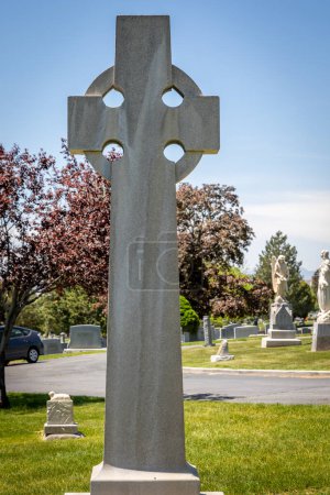 Téléchargez les photos : A large Celtic religious cross-shaped headstone at a cemetery in the day - en image libre de droit