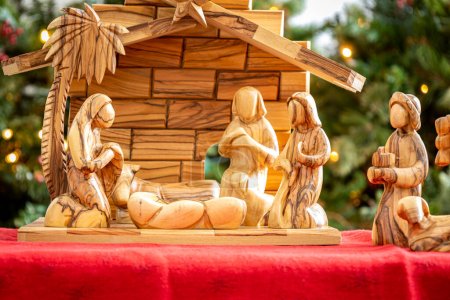 Téléchargez les photos : Enfant Jésus disparu de la crèche dans un ensemble de crèches en bois d'olivier de Terre Sainte - en image libre de droit