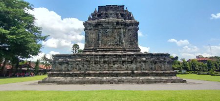 Foto de Foto del hermoso Templo Mendut, una reliquia del antiguo Reino Mataram y el budismo. Instalaciones recreativas para introducir la historia - Imagen libre de derechos