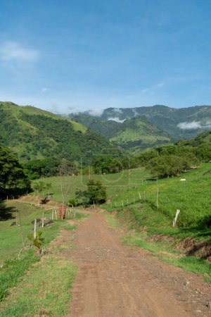 Foto de Hermoso paisaje de carretera con, cielo azul y montañas. Tamesis, Antioquia, Colombia. - Imagen libre de derechos