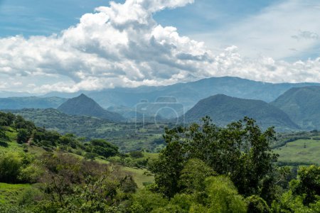 Foto de Paisaje panorámico en Tamesis con cielo azul y montaña en el horizonte. Colombia. - Imagen libre de derechos