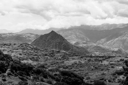 Foto de Paisaje panorámico en Tamesis con cielo azul y montaña en el horizonte. Colombia. - Imagen libre de derechos
