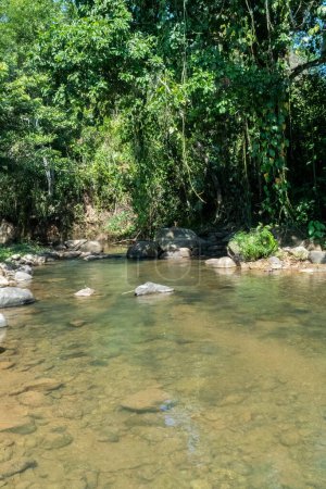 Téléchargez les photos : Paysage naturel avec rivière Cartama et montagnes. Tamesis, Antioquia, Colombie. - en image libre de droit