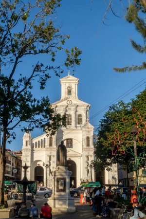 Foto de Marinilla, Antioquia, Colombia. 9 de diciembre de 2019: Parroquia Nuestra Señora de la Asunción y cielo azul. - Imagen libre de derechos