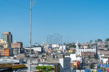 Téléchargez les photos : Paysage panoramique et urbain de la ville avec ciel bleu. Manizales, Caldas, Antioquia. - en image libre de droit