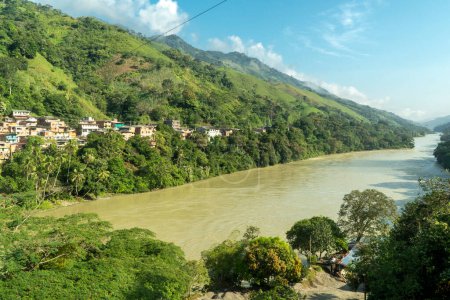 Téléchargez les photos : Paysage naturel surplombant la rivière Cauca à Puerto Valdivia, Antioquia, Colombie. - en image libre de droit
